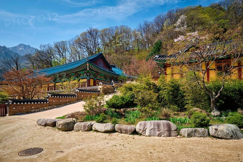 Sinheungsa Buddhist temple in Seoraksan National Park