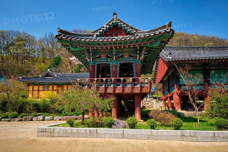 Sinheungsa Buddhist temple in Seoraksan National Park