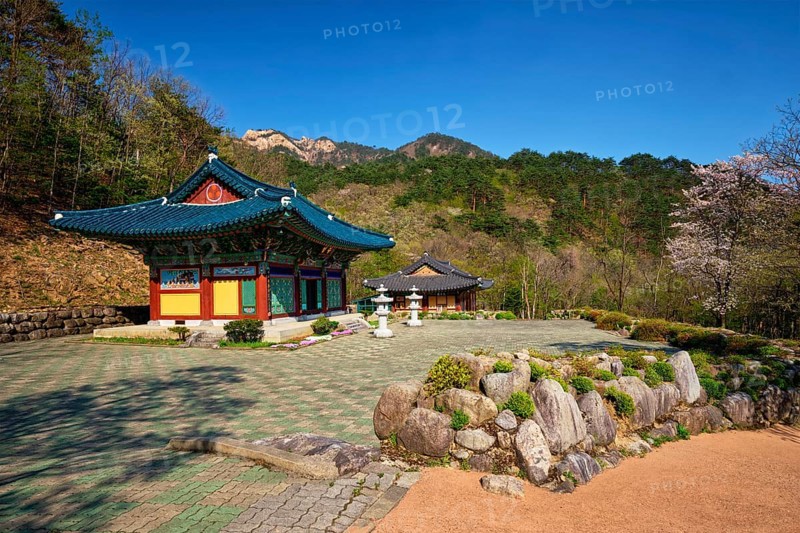 Sinheungsa Buddhist temple in Seoraksan National Park