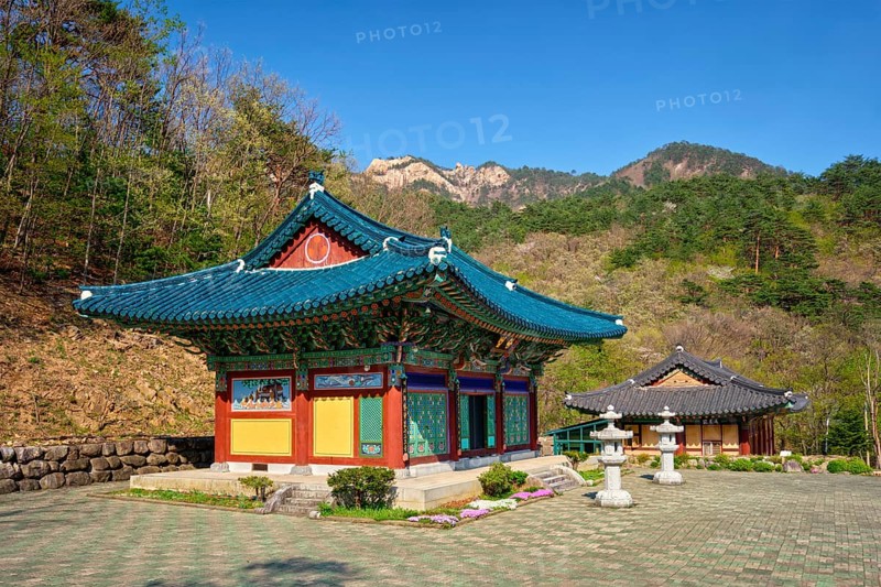 Sinheungsa Buddhist temple in Seoraksan National Park