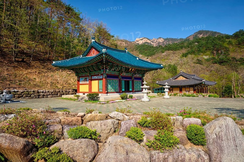 Sinheungsa Buddhist temple in Seoraksan National Park
