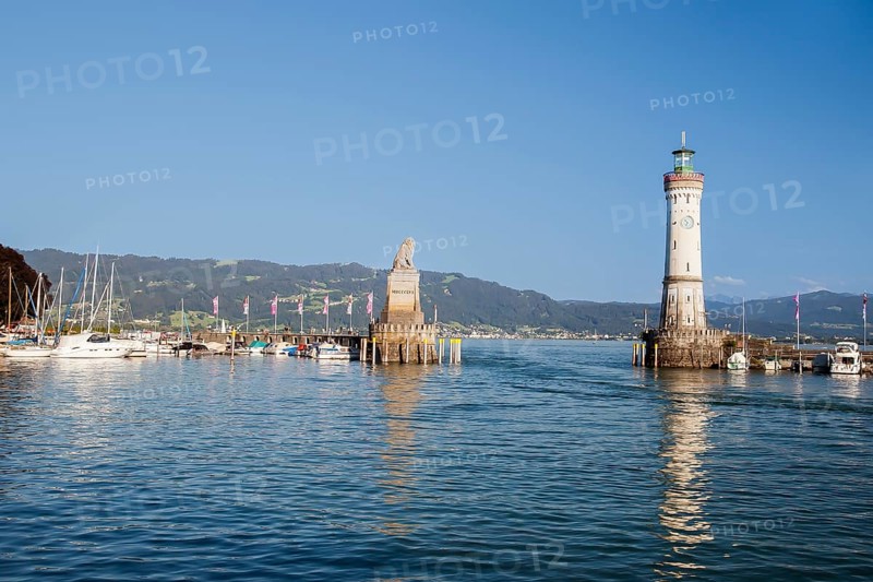 New Lindau lighthouse and Bavarian lion at the harbour entrance
