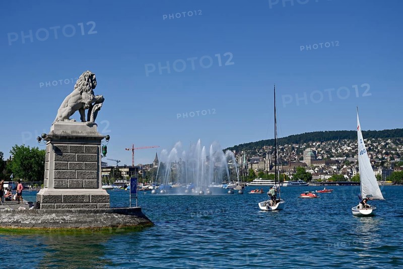 Zueri Leu and fountain