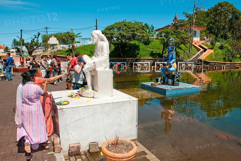 Pilgrims paying homage