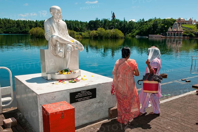 Pilgrims paying homage