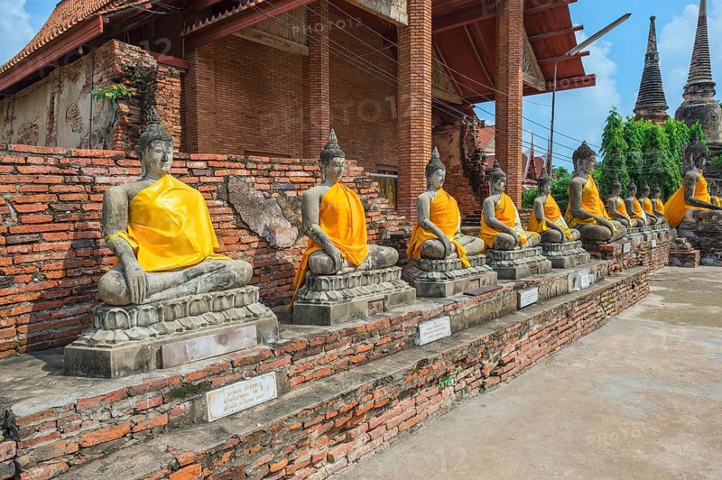 Buddha statues around the central stupa