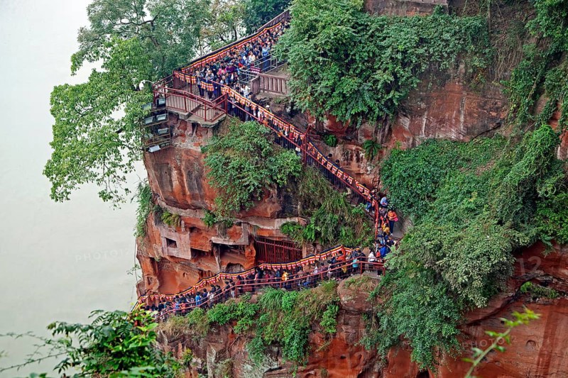 Queue of Chinese tourists descending the stairs to see the Giant Buddha of Leshan