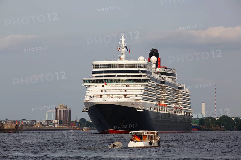 Cruise ship Queen Elizabeth departs from Hamburg harbour