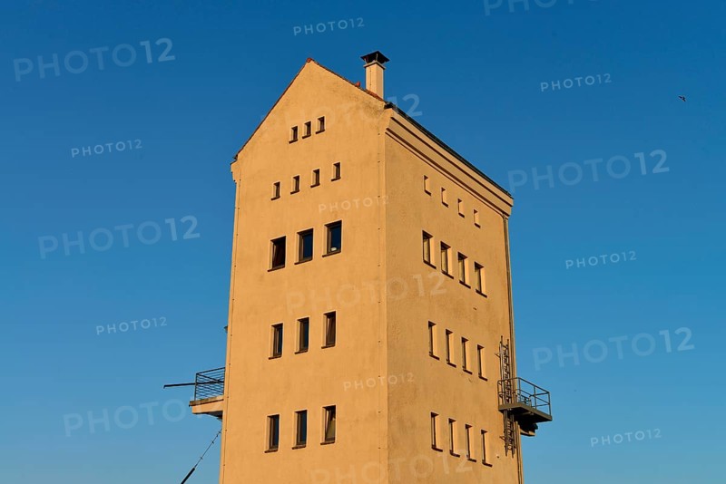 Loading tower