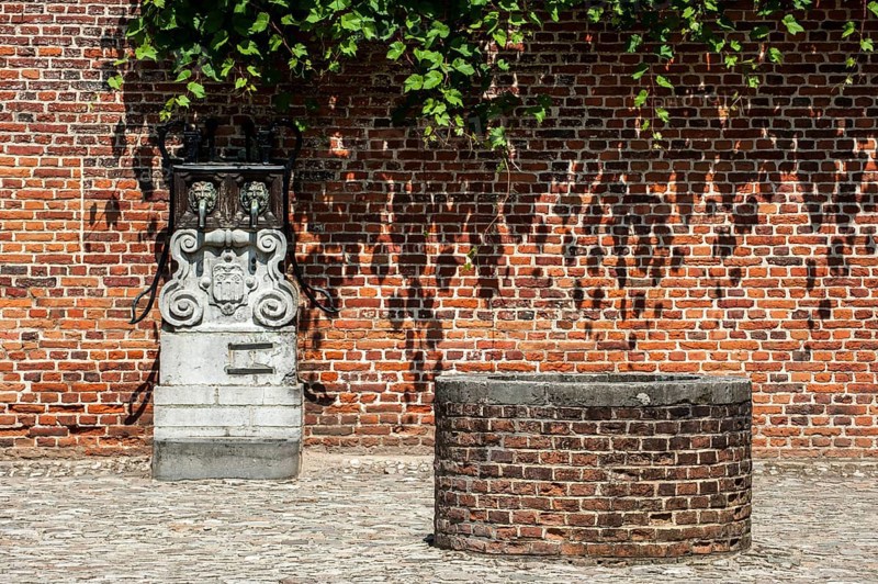 Fountain and water pump in the Grand Beguinage