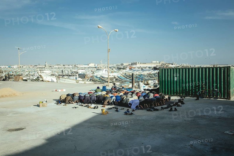 Dockworkers at evening prayer