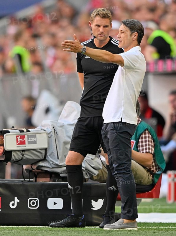 Coach Niko Kovac VfL Wolfsburg in conversation