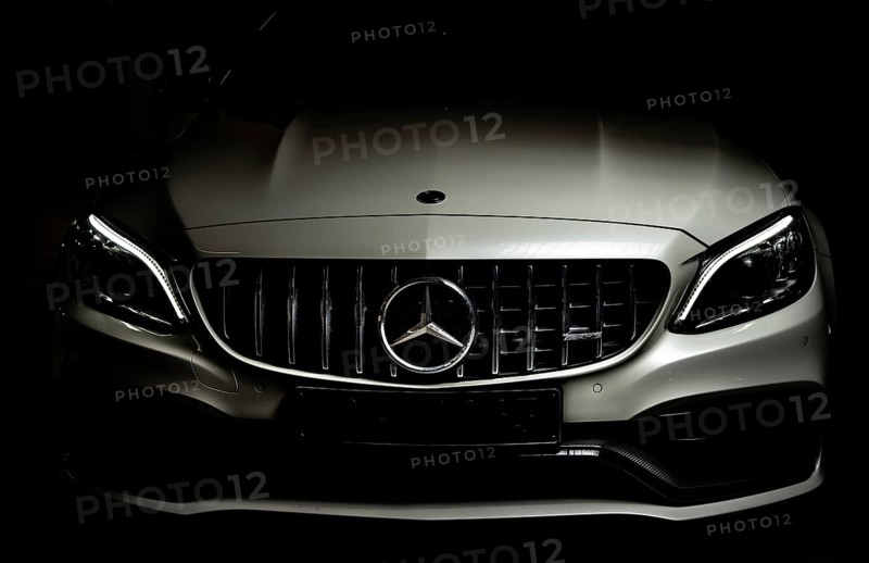 Vehicle front of a Mercedes AMG in light and shadow