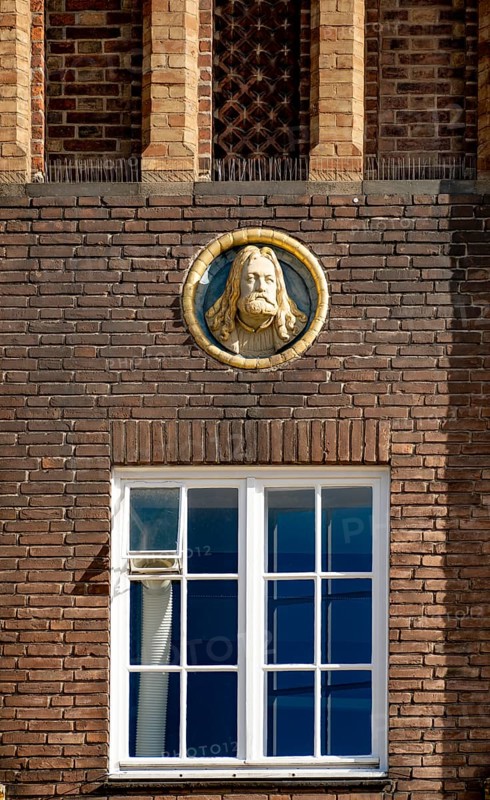 Figures on a brick building on the square Am Sande
