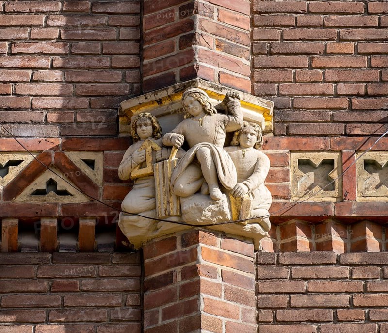 Figures on a brick building on the square Am Sande