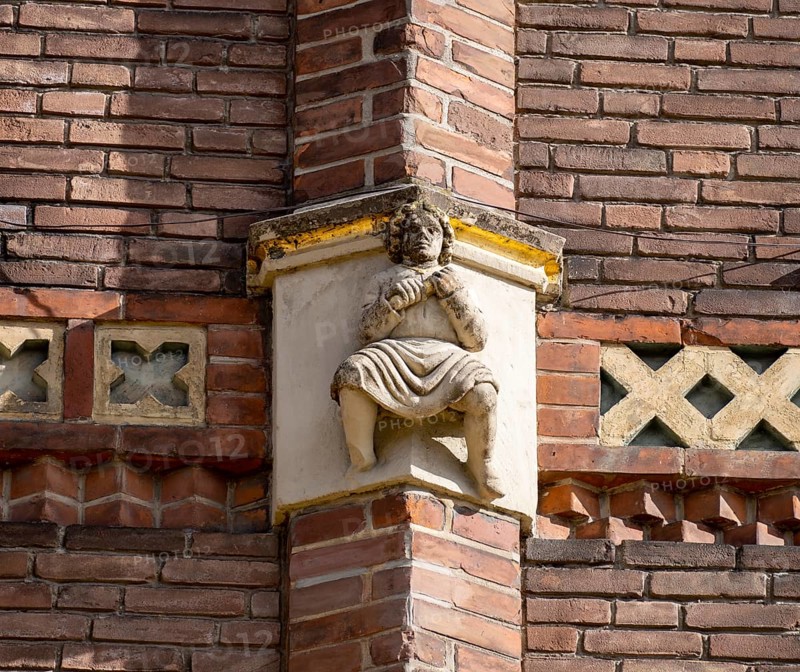 Figures on a brick building on the square Am Sande