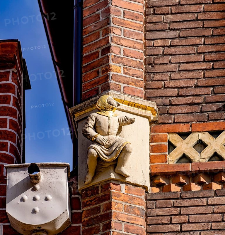 Figures on a brick building on the square Am Sande