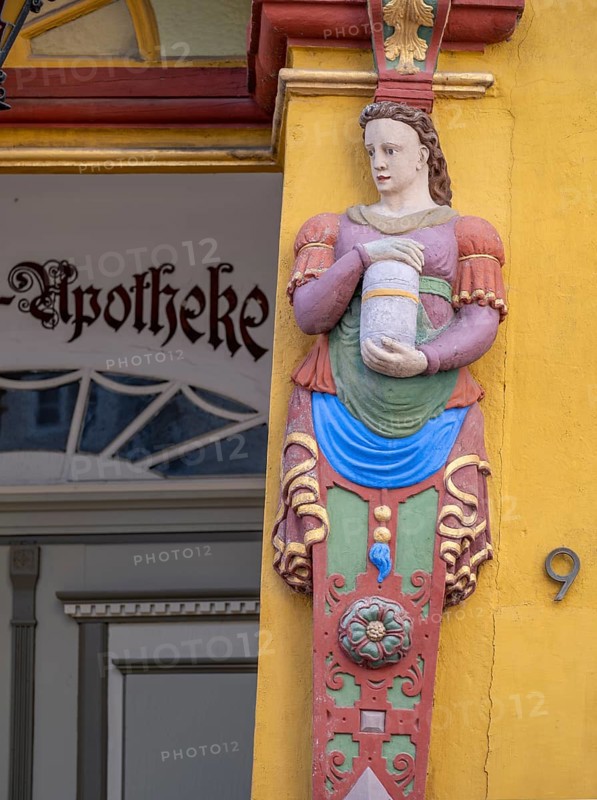 Female herm with apothecary vessel on the portal of the Alte Raths-Apotheke from 1598