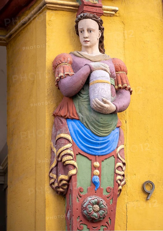 Female herm with apothecary vessel on the portal of the Alte Raths-Apotheke from 1598