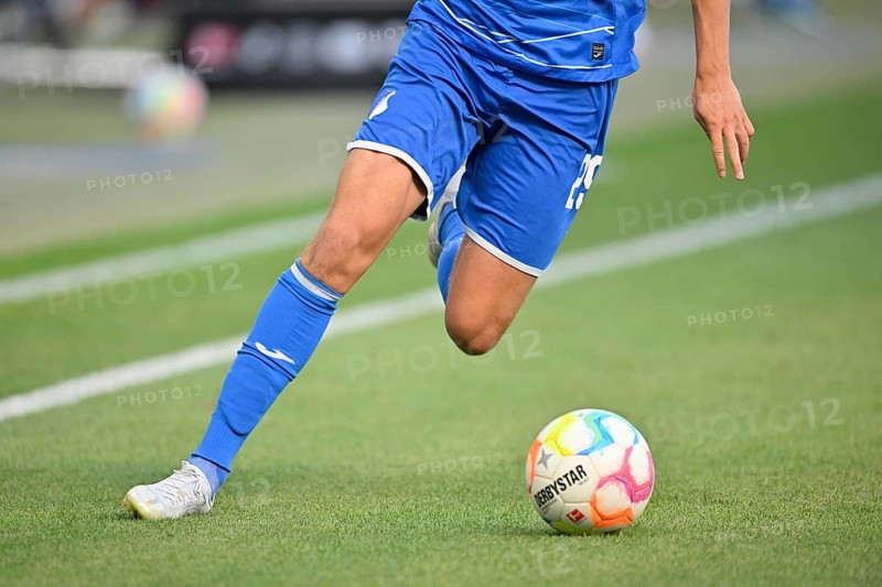 Robert Skov TSG 1899 Hoffenheim on the ball