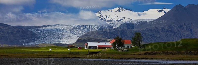 Holtasel farm in front of Flaajoekull glacier