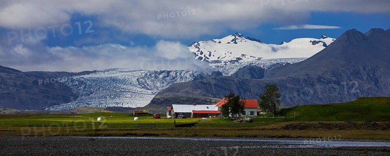 Holtasel farm in front of Flaajoekull glacier