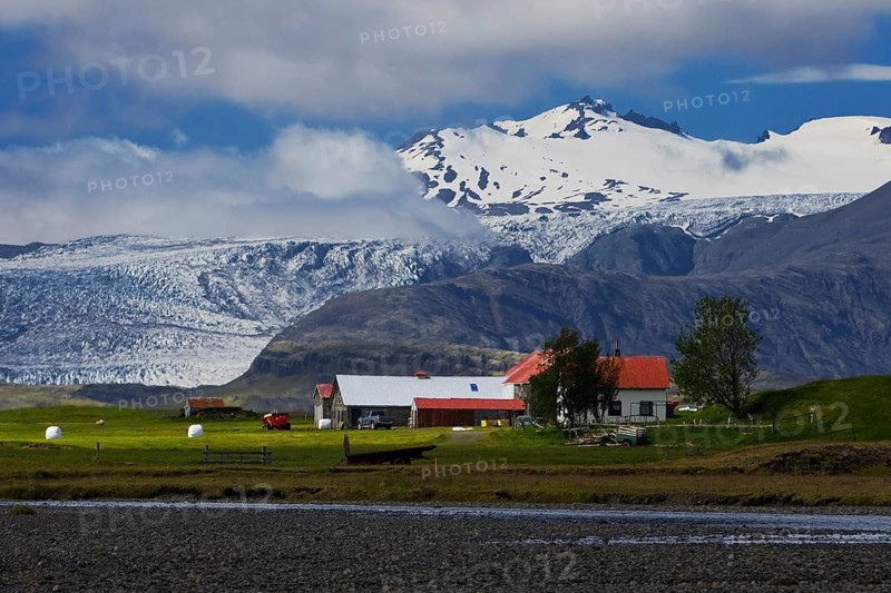 Holtasel farm in front of Flaajoekull glacier