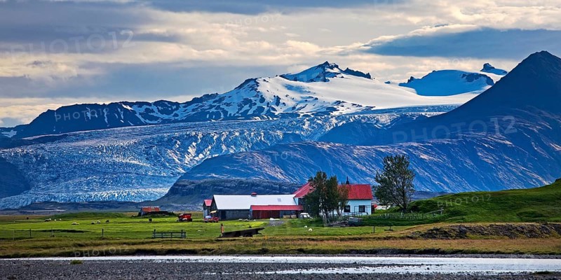 Holtasel farm in front of Flaajoekull glacier
