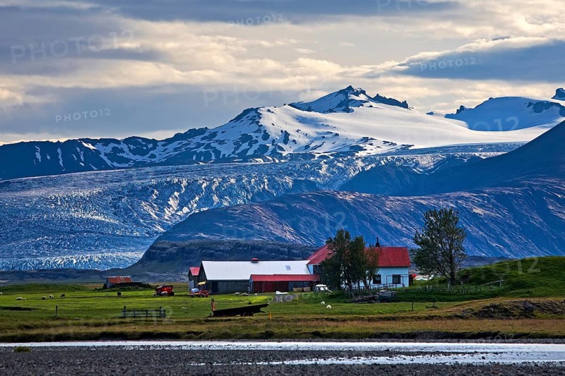 Holtasel farm in front of Flaajoekull glacier