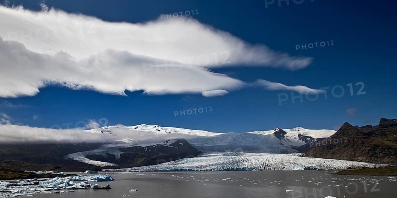 The glacier Fjallsjoekull with the glacial lake Fjallsarlon