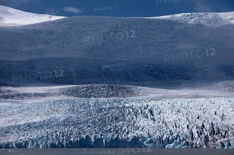 The glacier Fjallsjoekull with the glacial lake Fjallsarlon