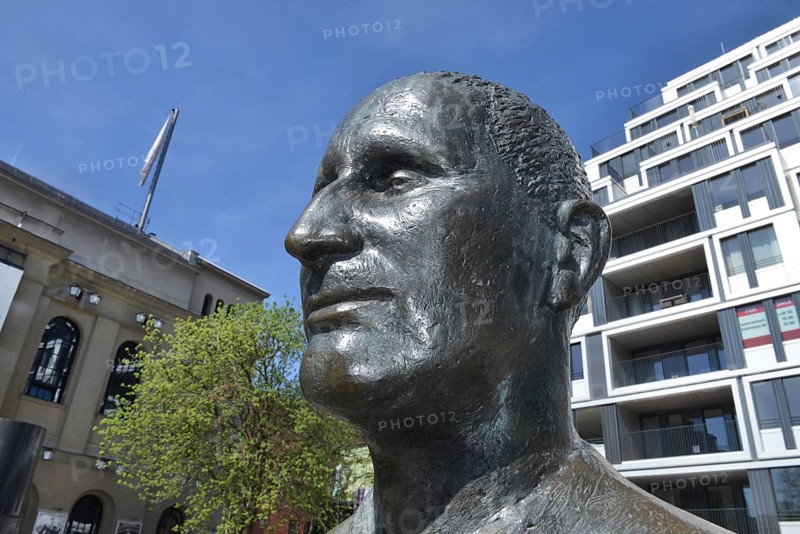 Bertolt Brecht Statue