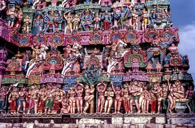 Stucco work figures in Sarangapani temple Rajagopuram the main gateway has eleven tiers and has a height of 173 ft 53 m in Kumbakonam