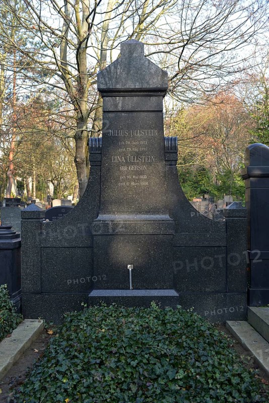Grave Julius and Lina Ullstein