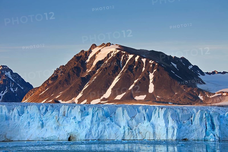 Lilliehoeoekbreen glacier calving into Lilliehoeoekfjorden