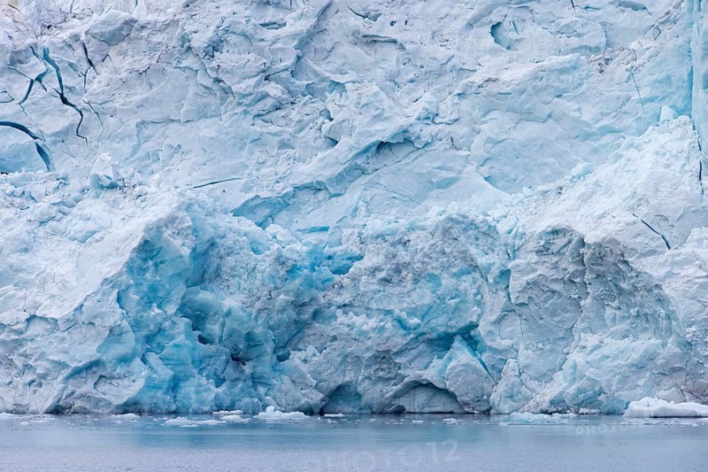 Samarinbreen glacier calving in Samarinvagen