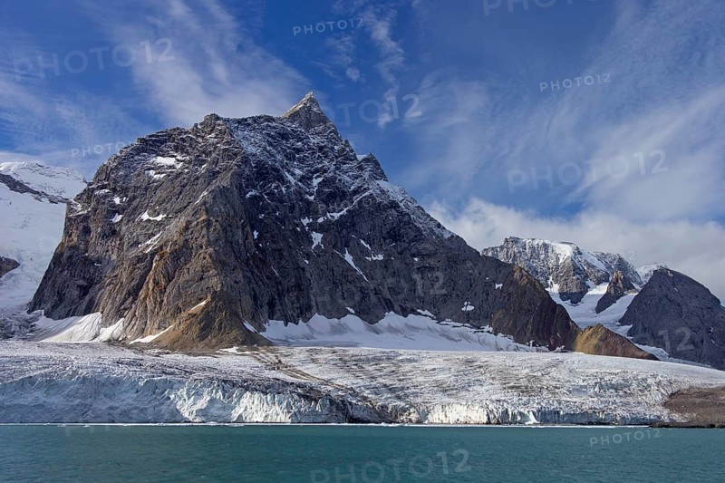 The Samarinbreen glacier flows into Samarinvagen