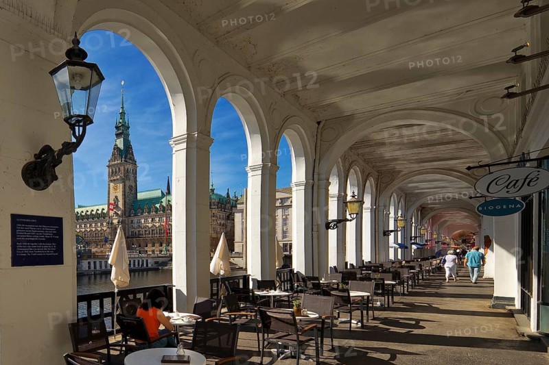 Alster arcades with view of the town hall tower