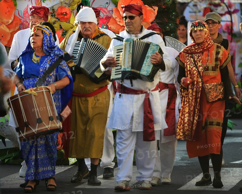 Los Llanos: Multicoloured people of all ages praise the carnival procession. La Palma