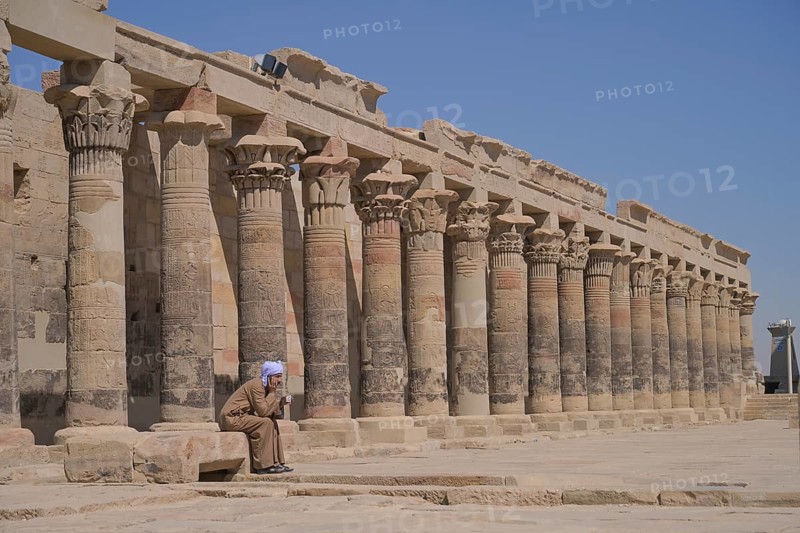 Western portico at Dromos Square