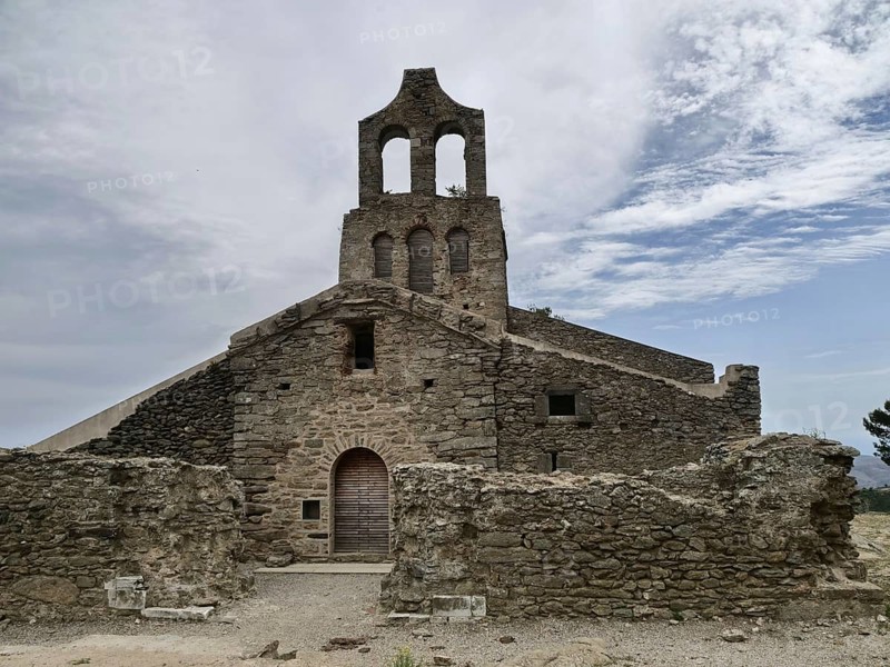 The pre-Romanesque church of Santa Helena de Rodes is located in the Cap de Creus Natural Park in the immediate vicinity of the monastery of Sant Pere de Rodes