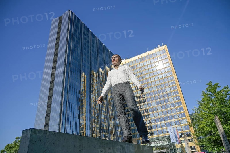Sculpture "Balancing Act" by Stephan Balkenhol