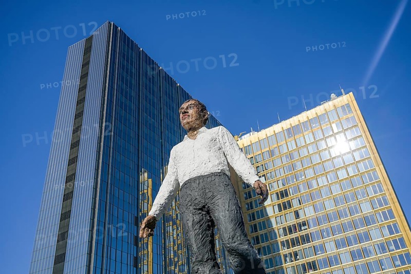 Sculpture "Balancing Act" by Stephan Balkenhol