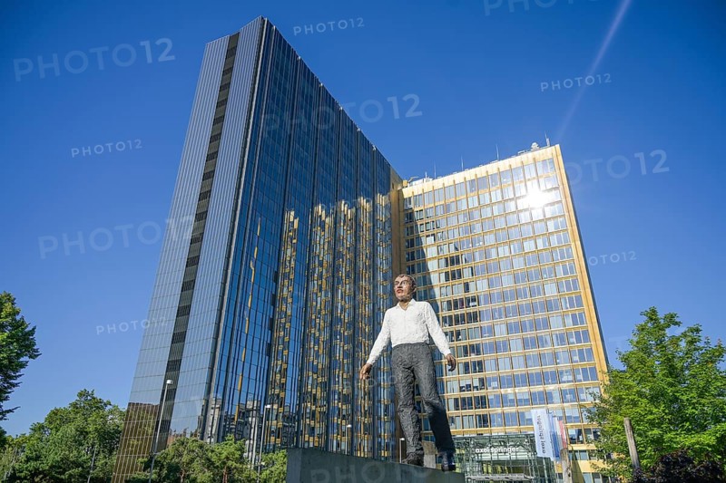 Sculpture "Balancing Act" by Stephan Balkenhol
