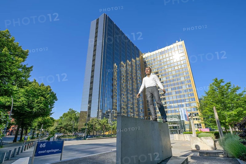 Sculpture "Balancing Act" by Stephan Balkenhol