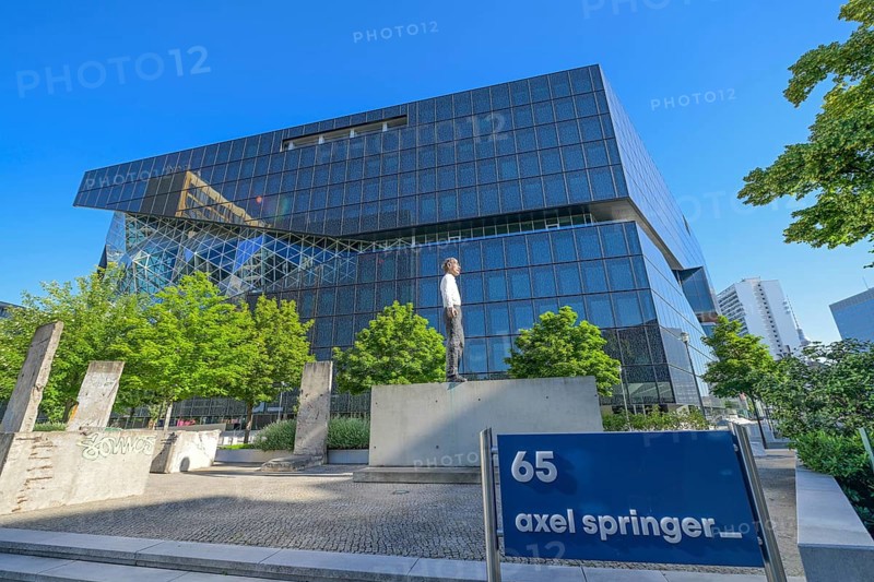 Sculpture "Balancing Act" by Stephan Balkenhol New Building Springer-Verlag