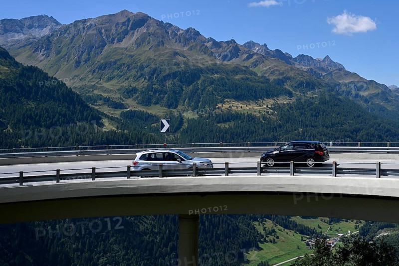 Passenger car oncoming traffic