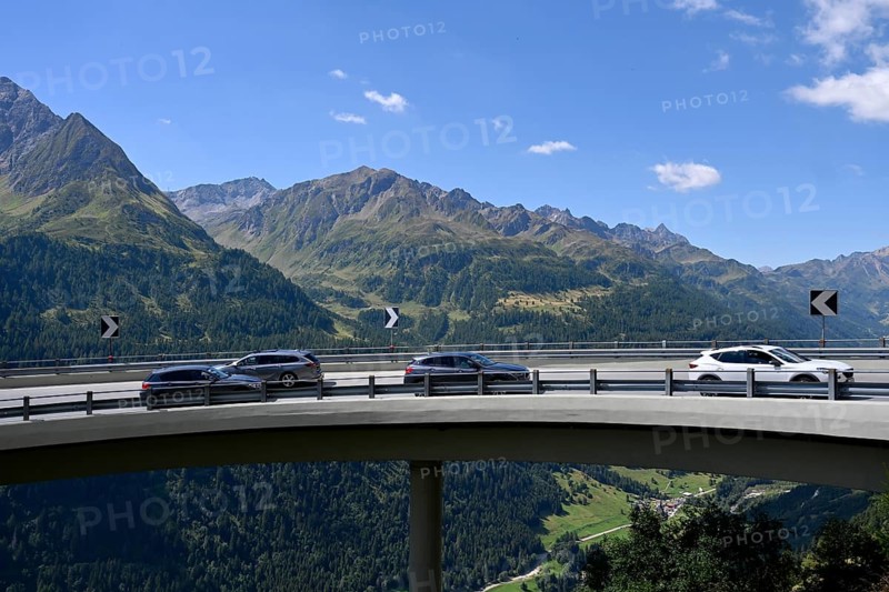 Passenger car oncoming traffic