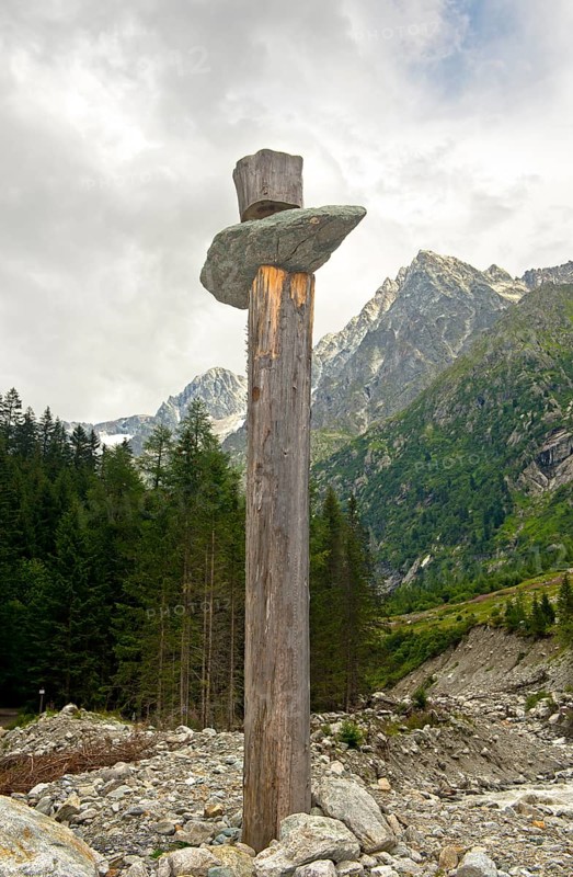 Detail of the sculpture Herweg in Gasterntal by Junior Chamber International Frutigland