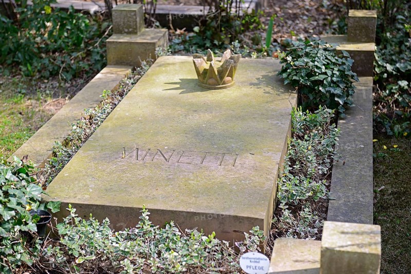 Honorary grave of actor Bernhard Minetti